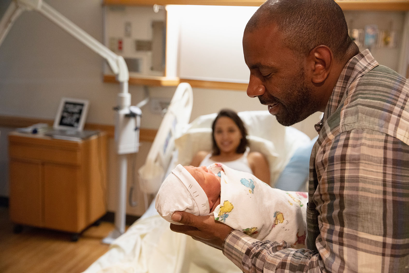 Father holding newborn baby at hospital (Getty Images/SelectStock)