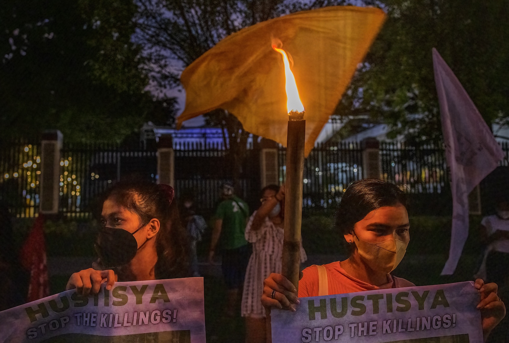 Activists hold up torches during a rally as they commemorate slain indigenous peoples and environmental defenders on November 10, 2022 in Quezon city, Metro Manila, Philippines. (Getty Images / Ezra Acayan / Stringer)