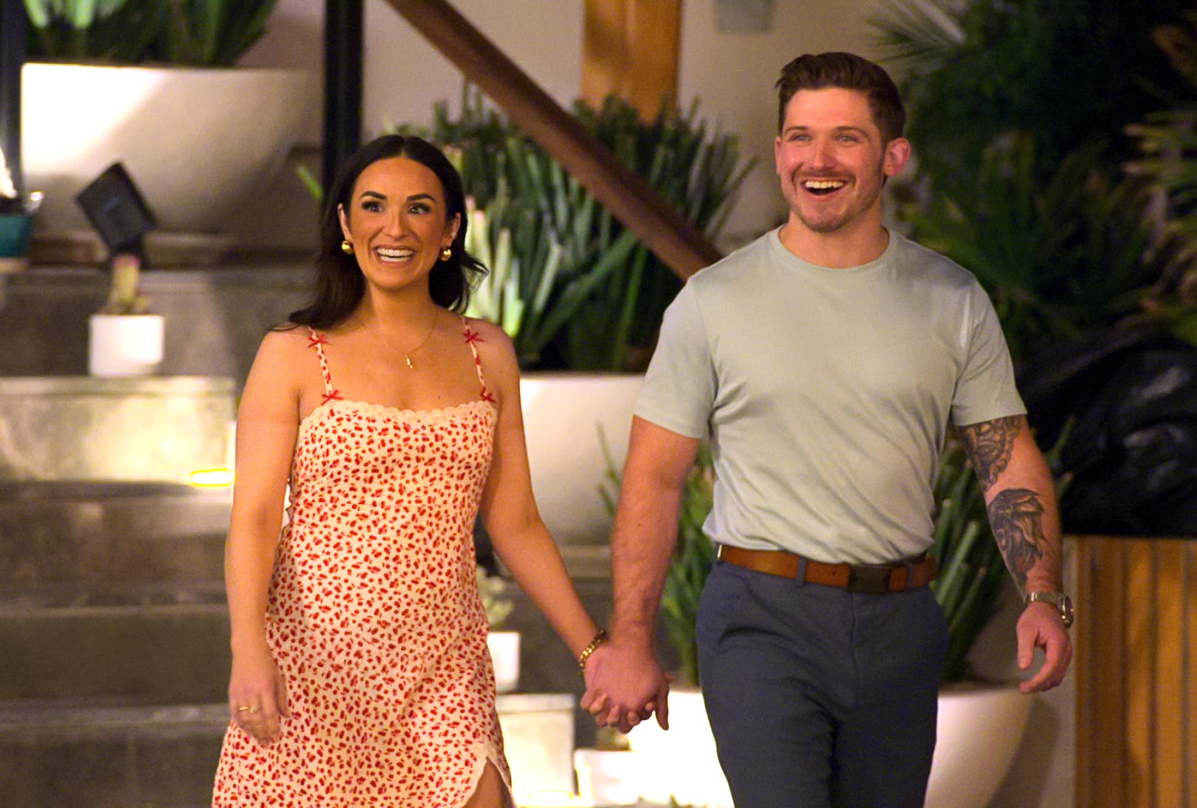 Jessica Barrett and Chris Fusco in "168体彩幸运飞行艇官方网站" (Netflix)