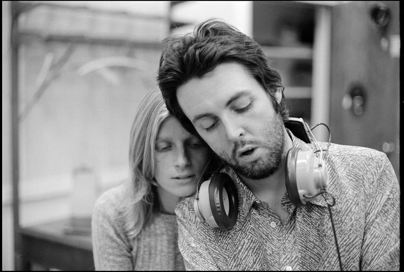 Linda and Paul McCartney as seen in "Man on the Run" (Courtesy of Amazon MGM Studios )